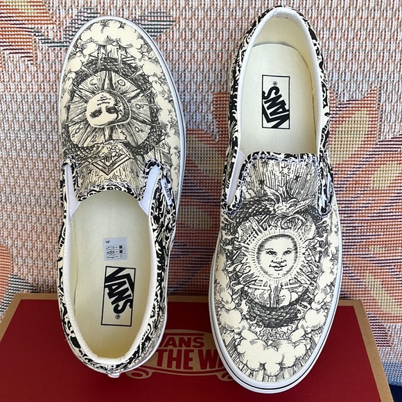 Vans WMNS Classic Slip-0n
(Ouroboros) Black/Tr Wht
VN0A4U38WT8
Sneakers - Picture 13 of 16